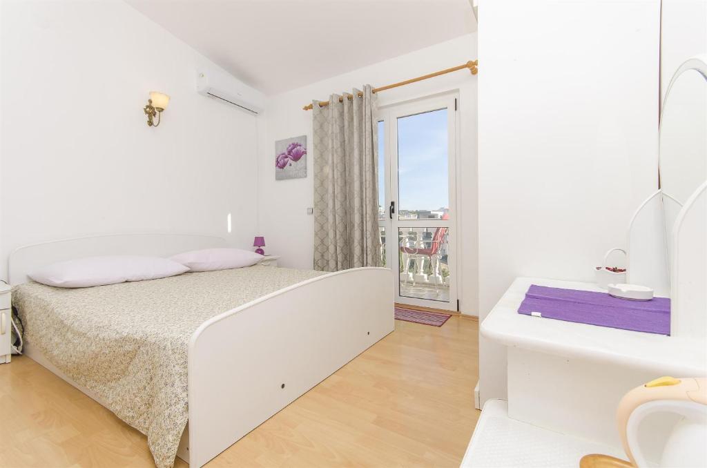 Postel nebo postele na pokoji v ubytování Apartment and Rooms Radojka