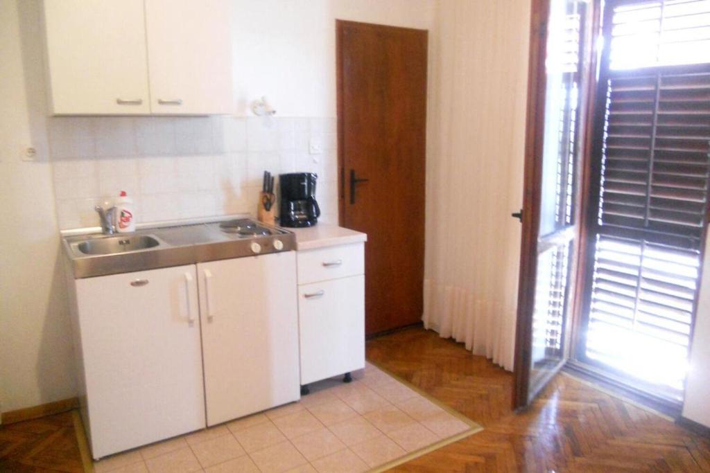 Kuchyň nebo kuchyňský kout v ubytování Apartments Ivo