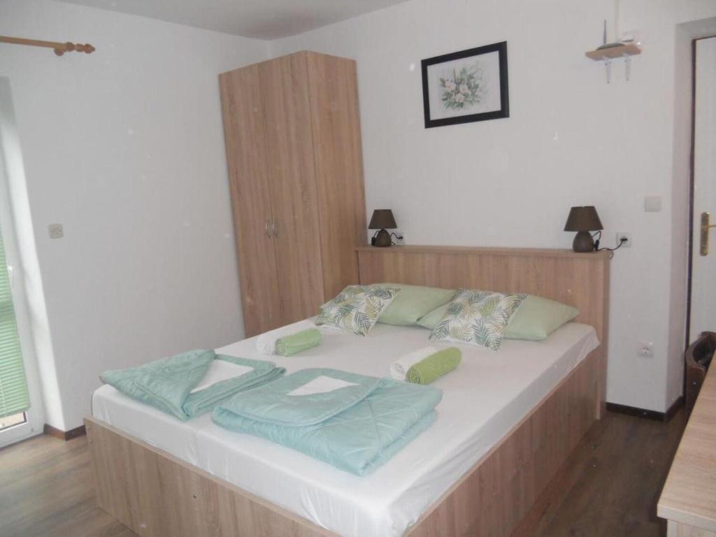 Postel nebo postele na pokoji v ubytování Apartments Ivo