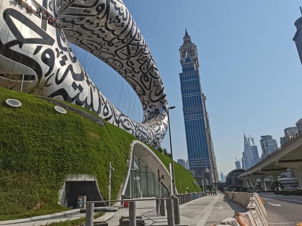 ein Blick auf den Burj Khalifa von der Straße in der Unterkunft Travelers backpackers in Dubai