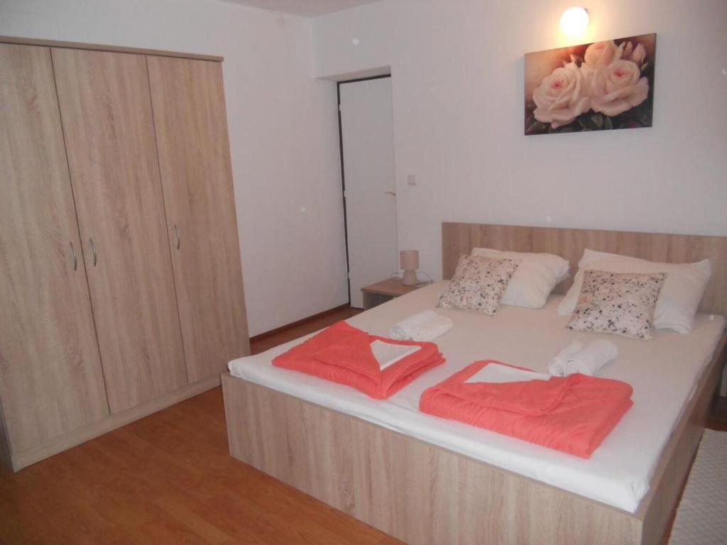 Postel nebo postele na pokoji v ubytování Apartments Ivo