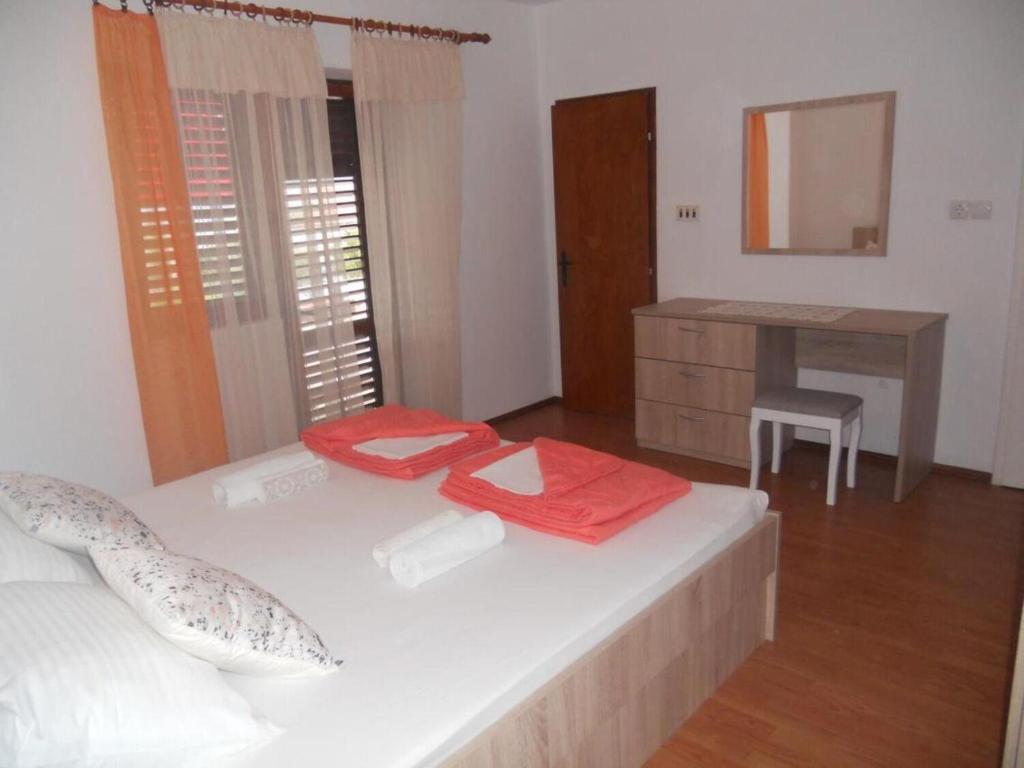 Postel nebo postele na pokoji v ubytování Apartments Ivo
