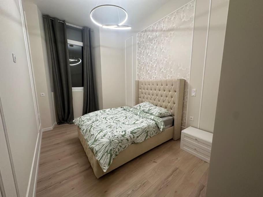 une petite chambre avec un lit et une fenêtre dans l'établissement Appartement 4 chambres, à Cholet