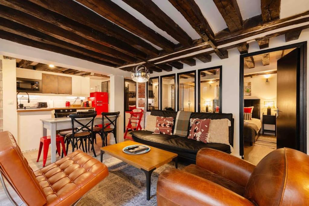 un salon avec un canapé et une table dans l'établissement Opéra Paris center Charming air-conditioned loft, à Paris