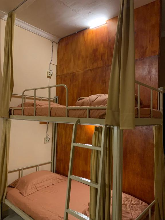 Palanda nebo palandy na pokoji v ubytování Backpacker Space