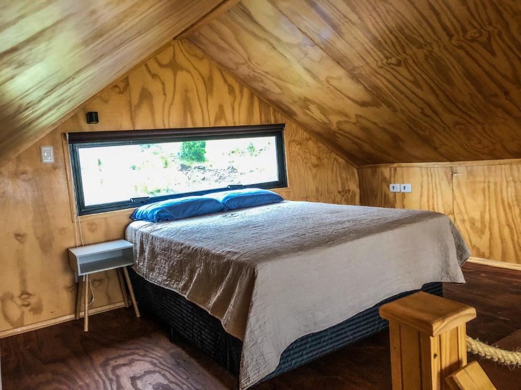 Posto letto in una piccola camera con finestra di Casa Pitoco - Magia en las Sierras a Minas