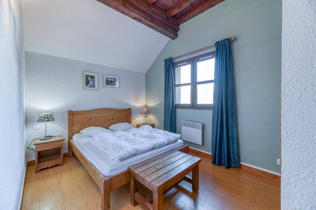 une chambre avec un grand lit et une fenêtre dans l'établissement Bercail 4 Charmant Appt, à Villard-Reculas