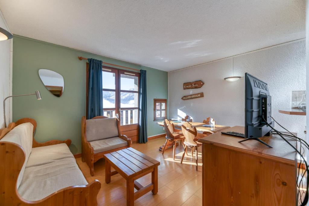un salon avec une télévision et une salle à manger dans l'établissement Bercail 3 Grand Appt Plein Sud, à Villard-Reculas