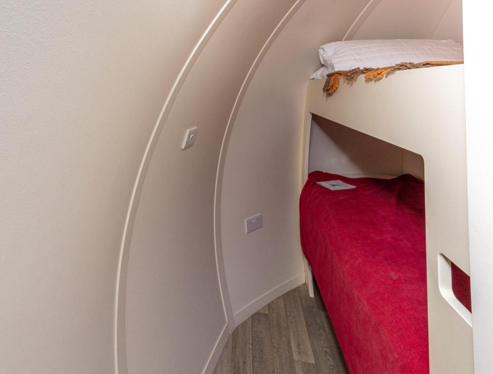 Postel nebo postele na pokoji v ubytování Loch Broom Glamping