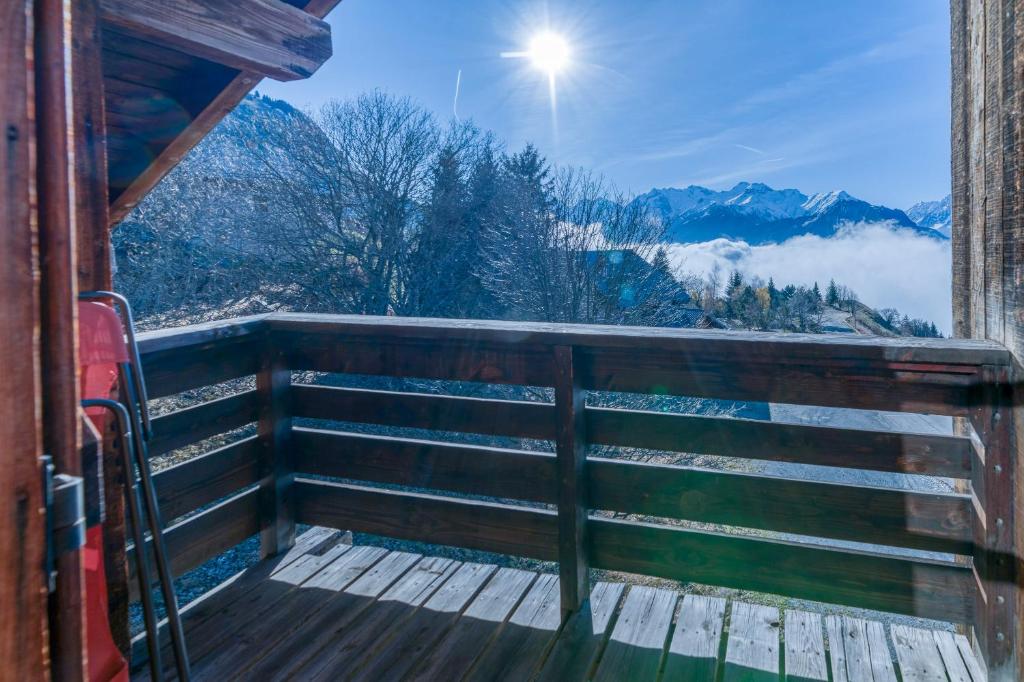 un balcon dans un train avec vue sur les montagnes dans l'établissement Bercail 5 Appt Plein Sud 3 étoiles, à Villard-Reculas