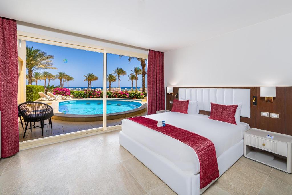 Bazén v ubytování Sataya Resort Marsa Alam nebo v jeho okolí