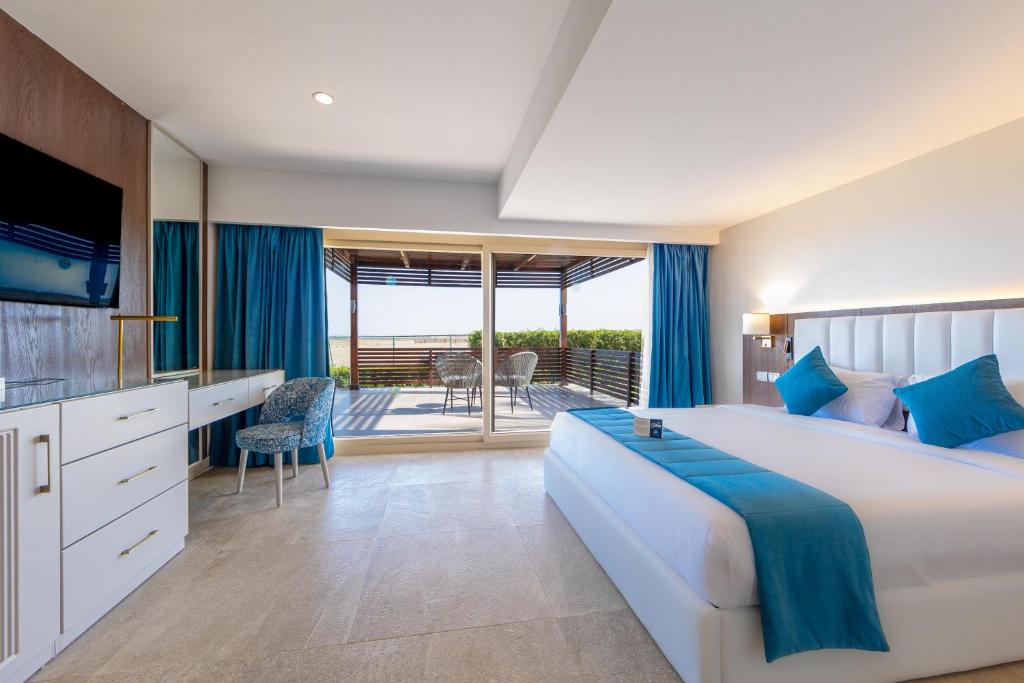 Postel nebo postele na pokoji v ubytování Sataya Resort Marsa Alam