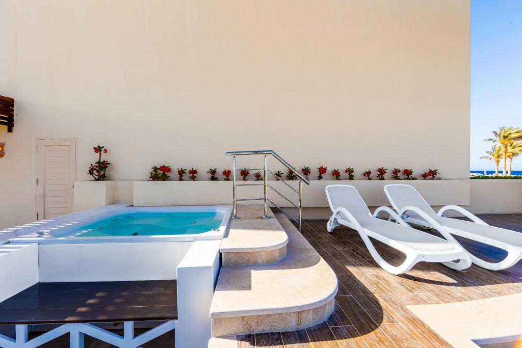 Bazén v ubytování Sataya Resort Marsa Alam nebo v jeho okolí