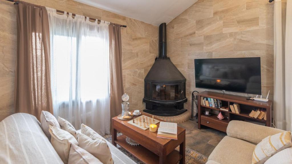 Televízia a/alebo spoločenská miestnosť v ubytovaní Casa La Pradera Antequera by Ruralidays