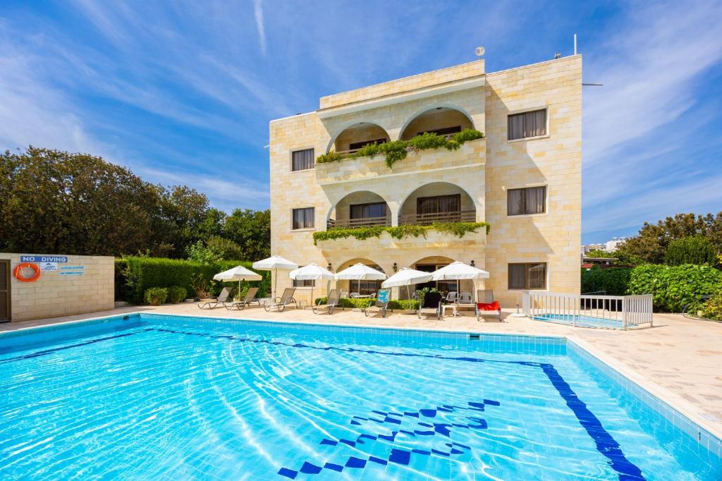 Bazén v ubytování Stephanos Garden Apartments nebo v jeho okolí