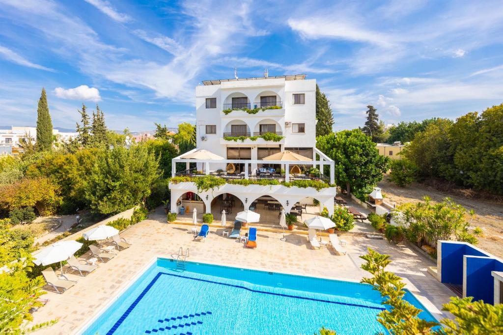 Bazén v ubytování Stephanos Garden Apartments nebo v jeho okolí