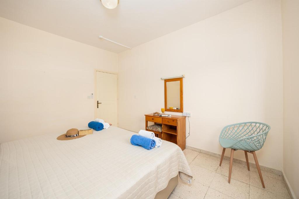 Postel nebo postele na pokoji v ubytování Stephanos Garden Apartments