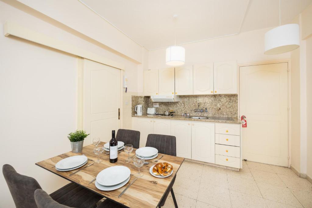 Kuchyň nebo kuchyňský kout v ubytování Stephanos Garden Apartments