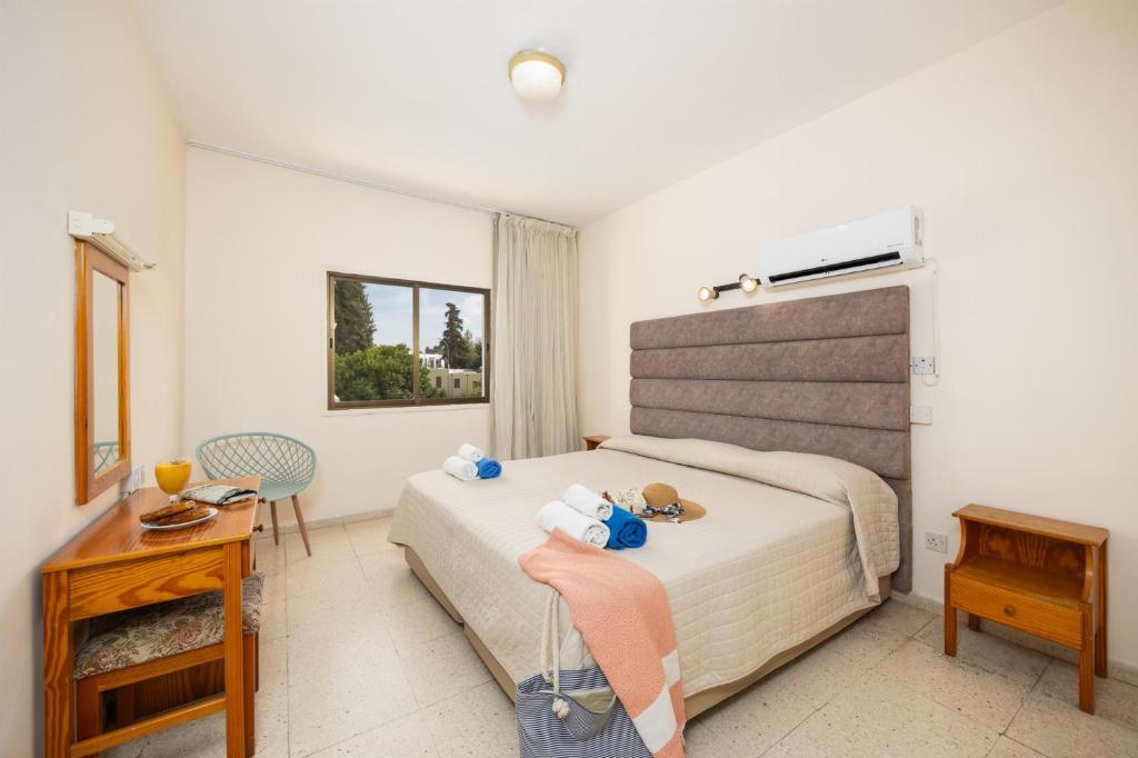 Postel nebo postele na pokoji v ubytování Stephanos Garden Apartments