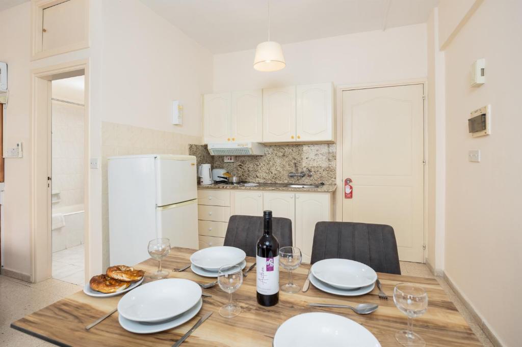 Kuchyň nebo kuchyňský kout v ubytování Stephanos Garden Apartments