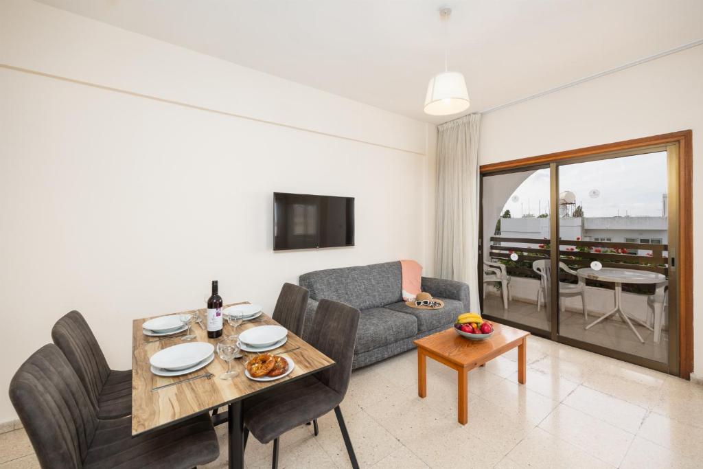 TV a/nebo společenská místnost v ubytování Stephanos Garden Apartments