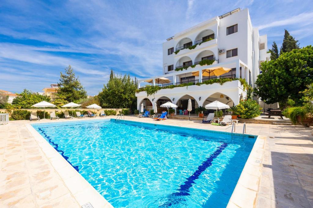 Bazén v ubytování Stephanos Garden Apartments nebo v jeho okolí