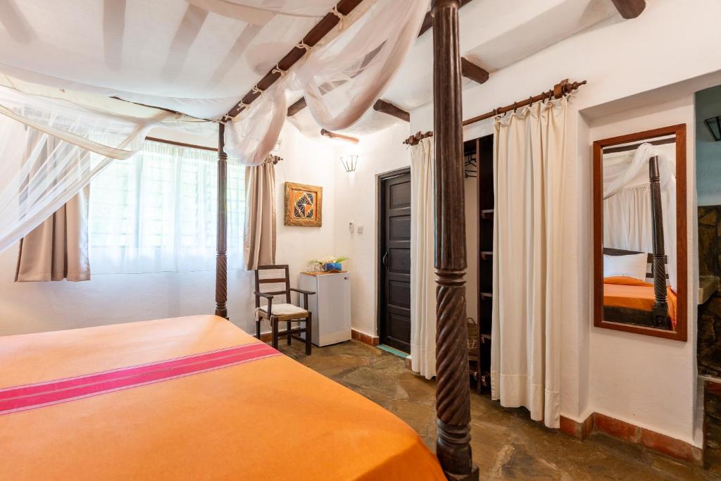 Letto o letti in una camera di Diani Marine Divers Village