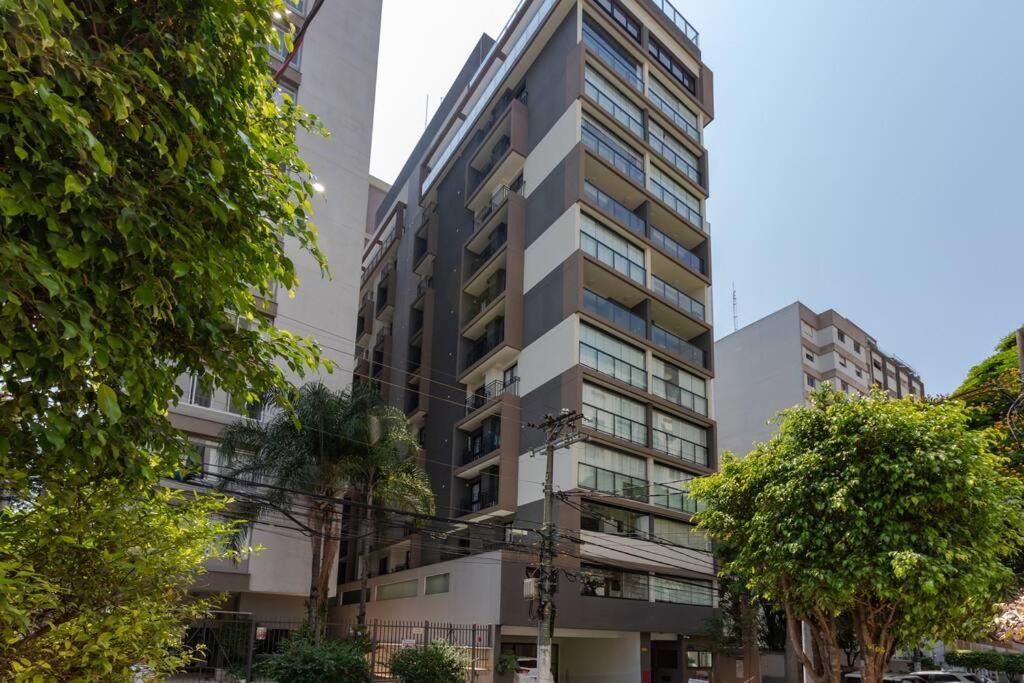 a tall building with trees in front of it at Hospedagem Sofisticada em Perdizes – Próxima ao Allianz Parque e Espaço Unimed in Sao Paulo