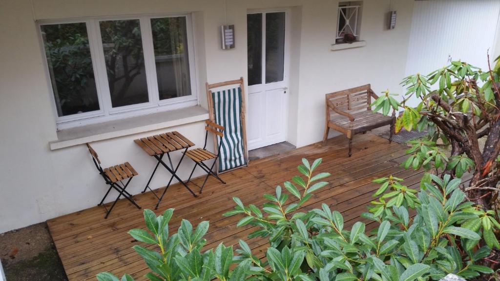 - une terrasse couverte avec 2 chaises et une fenêtre dans l'établissement studio tout equipe, à Rueil-Malmaison