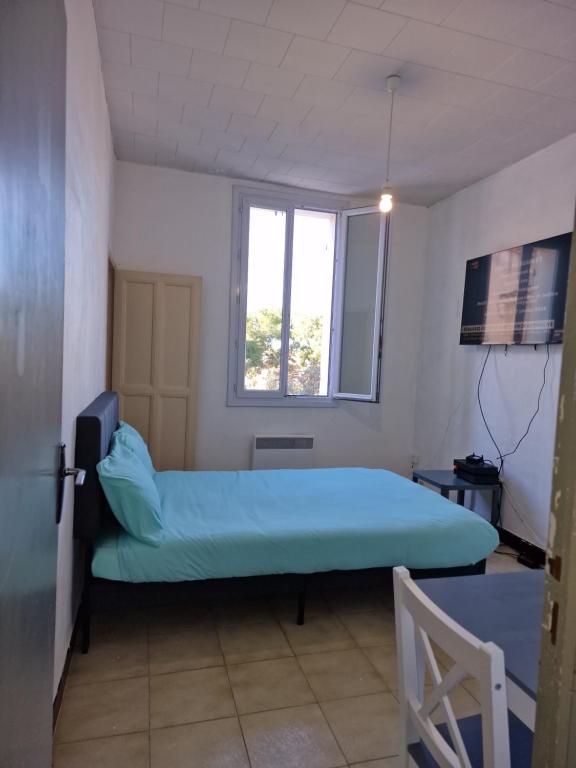 une chambre à l'hôpital avec un lit et une fenêtre dans l'établissement Chez Michel, à Marseille