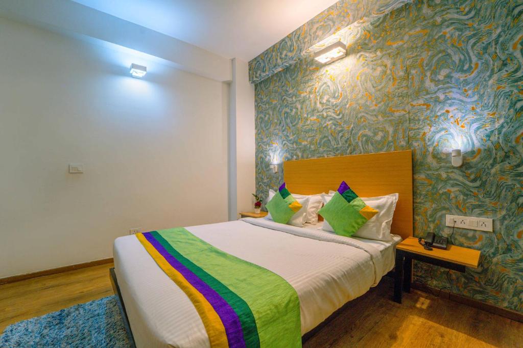 Postel nebo postele na pokoji v ubytování Treebo Premium Inn
