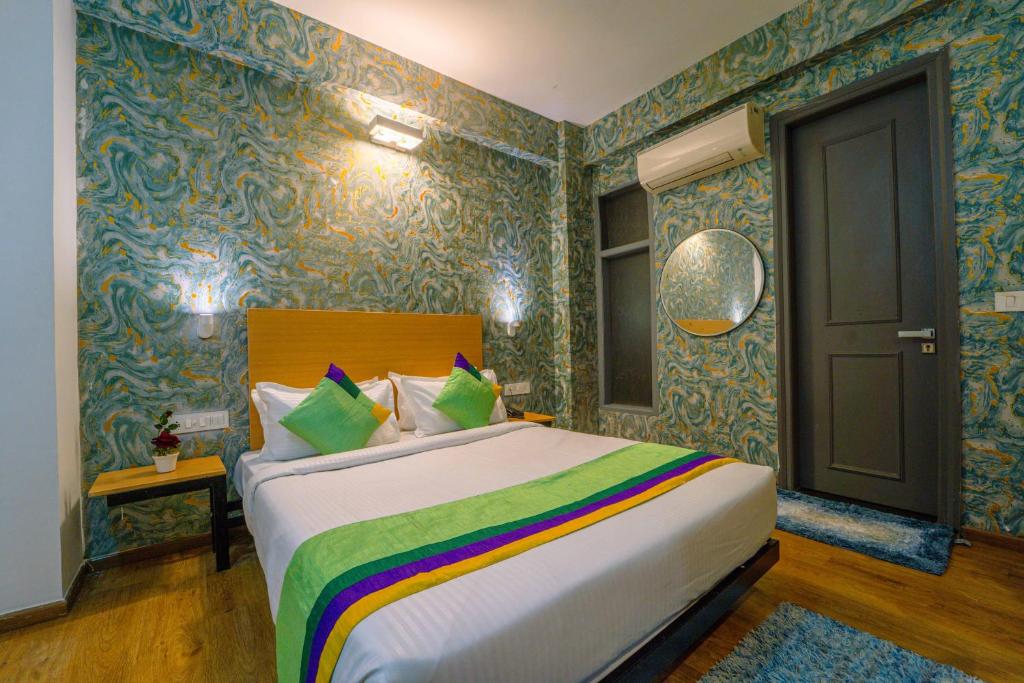 Postel nebo postele na pokoji v ubytování Treebo Premium Inn
