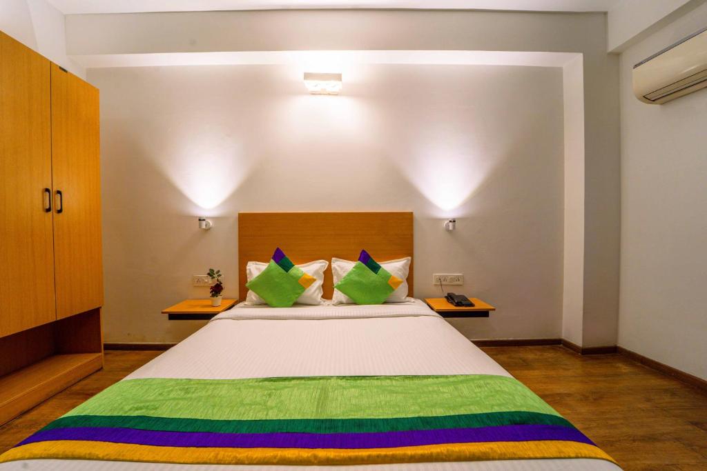Postel nebo postele na pokoji v ubytování Treebo Premium Inn