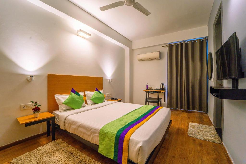 Postel nebo postele na pokoji v ubytování Treebo Premium Inn