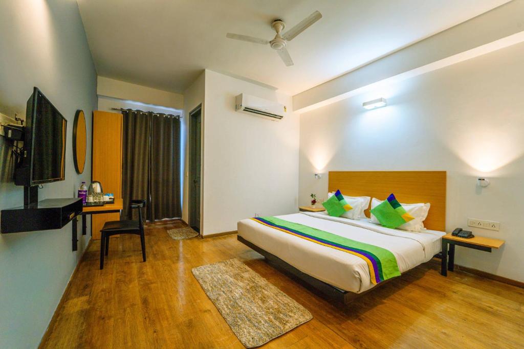 Postel nebo postele na pokoji v ubytování Treebo Premium Inn