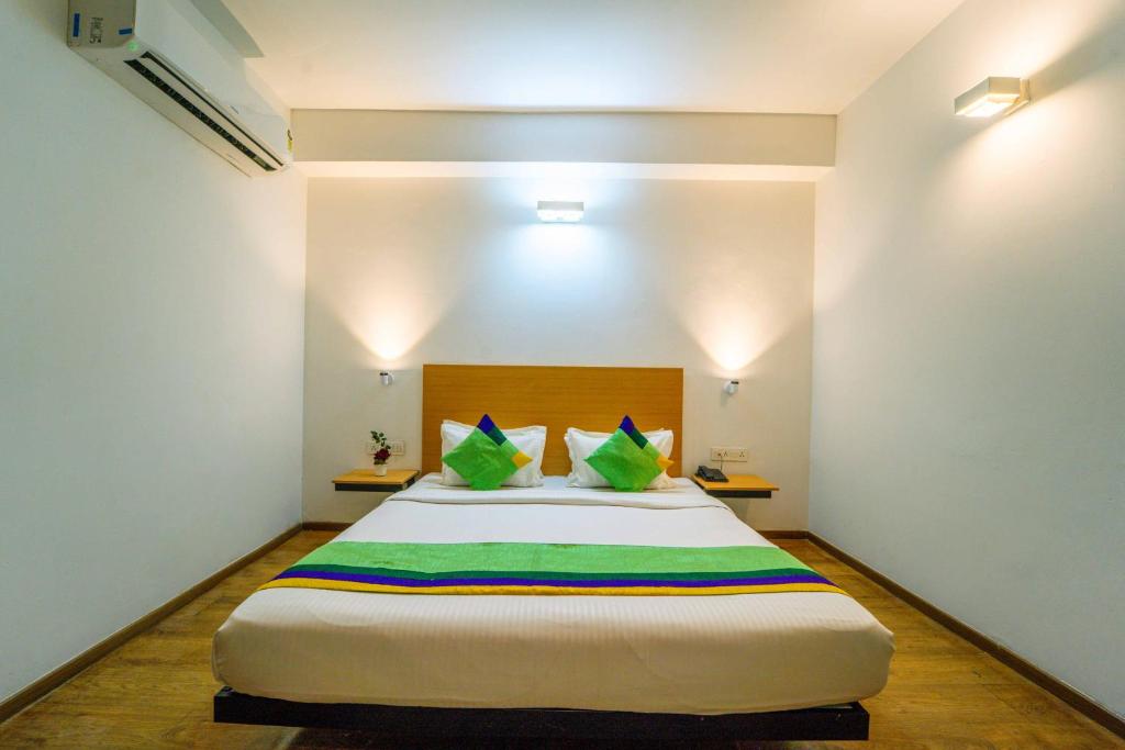Postel nebo postele na pokoji v ubytování Treebo Premium Inn