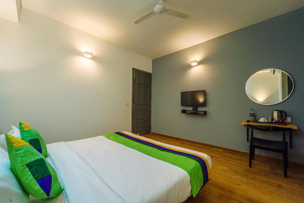 Postel nebo postele na pokoji v ubytování Treebo Premium Inn