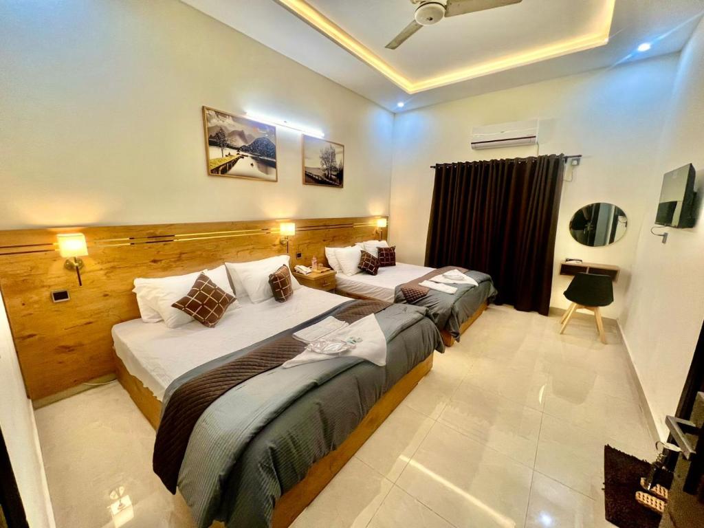 Una cama o camas en una habitación de Royal Inn Chalet-BNB Family House Stadium Road
