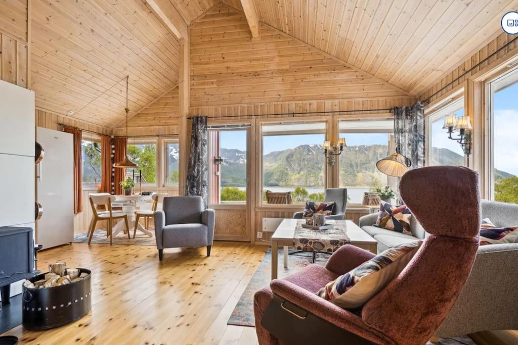 a living room with a couch and a table at Koselig hytte i Lofoten, sjø, fjellutsikt, parkering in Laukvik