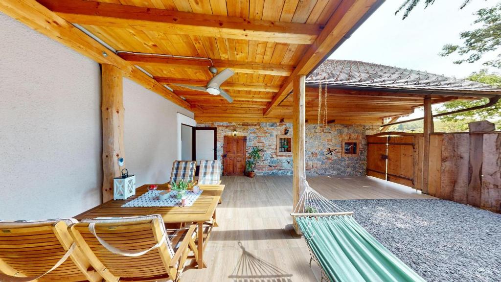 Patio nebo venkovní prostory v ubytování Resort Hisa Ida - Apartments with Hot Tub and Sauna