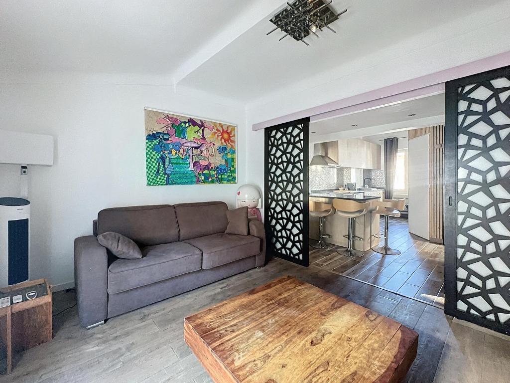 Photo de la galerie de l'établissement 30m2 Chambre Mezzanine - 50m Palais & Plages, à Cannes