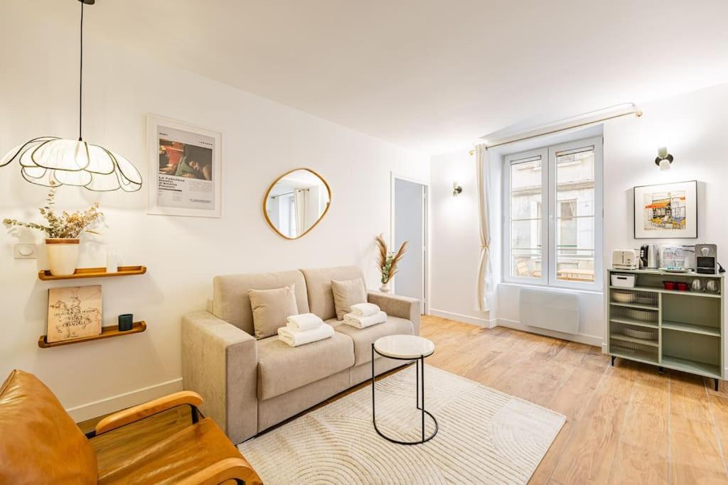 un salon avec un canapé et une table dans l'établissement Lovely Flat-4 Pers-Sacré Cœur-Montmartre, à Paris