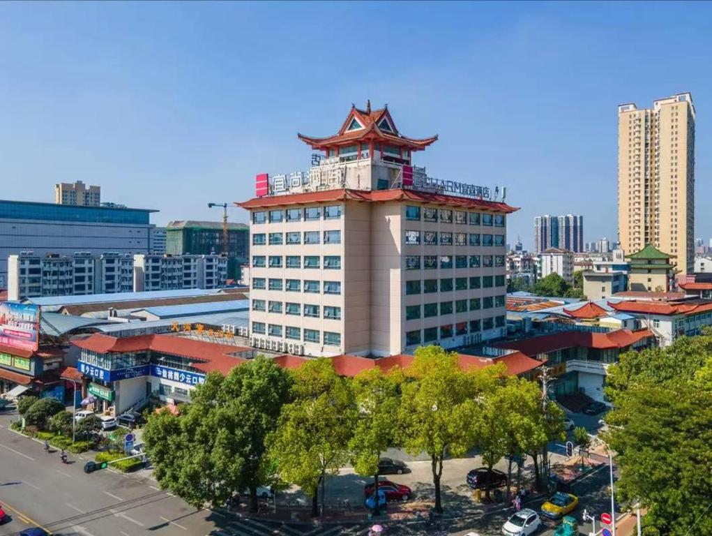 仙桃宜尚酒店(仙桃武商体育馆店) 的一座高楼,上面有一座中式塔
