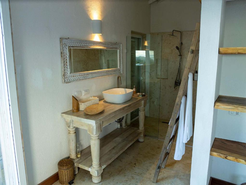 Un baño de JandalaVillage