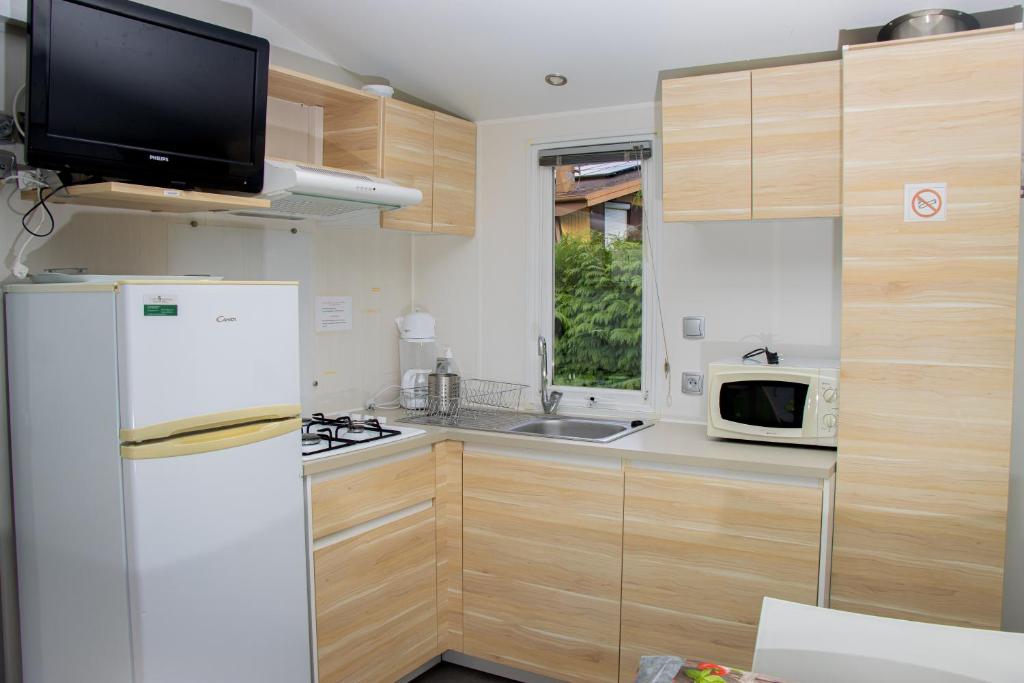 Kuchyň nebo kuchyňský kout v ubytování Camping Les Granges Bas - Tiny House - Lodges - Mobilhomes