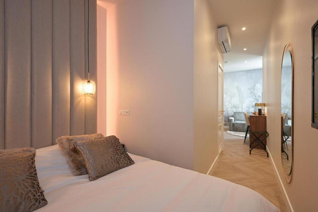 Novallure Downtown - Short Stay Apartments - Triple Room With Balcony