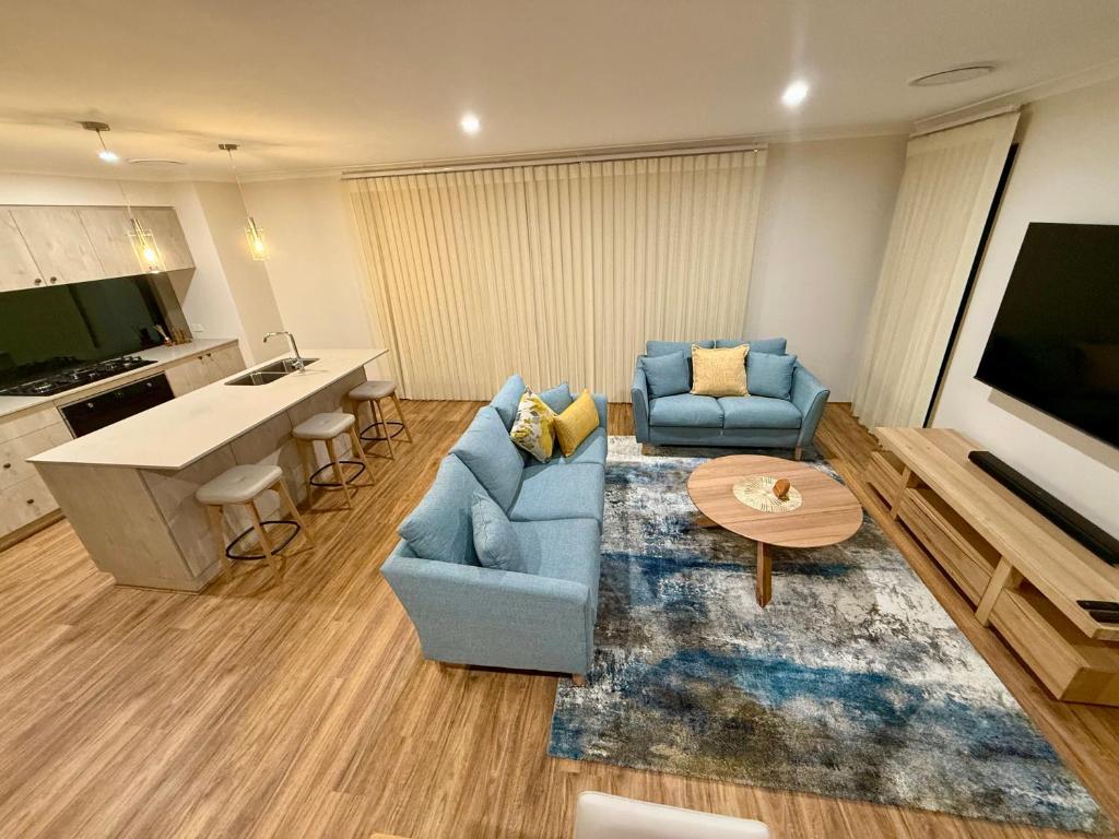 ダンズボローにあるNelum managed by Sahas Homesの青いソファとテーブルのあるリビングルーム