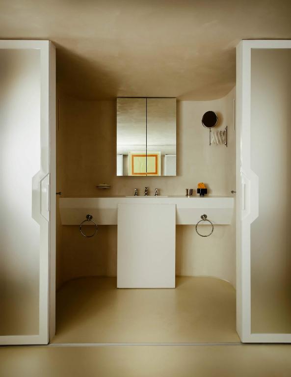 une cuisine avec un évier et un plan de travail dans l'établissement Sublim and design apartement Place Vendome, à Paris