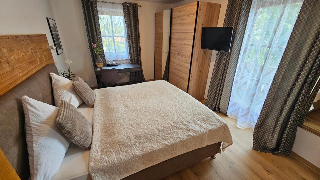 Postel nebo postele na pokoji v ubytování Hotel Pension Geiger