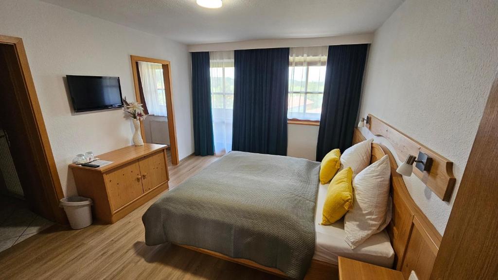 Postel nebo postele na pokoji v ubytování Hotel Pension Geiger